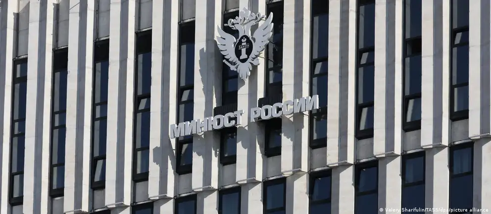 Минюст России расширил перечень организаций, признанных нежелательными на территории страны, включив ряд иностранных и российских структур, включая Фонд защиты прав человека и антивоенные и исследовательские объединения.