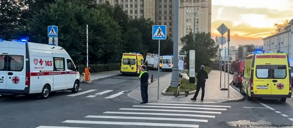 Взрыв у ресторана на Кудринской площади вечером 1 августа привёл к нескольким жертвам и ранениям. Следствие рассматривает версию попытки покушения на главнокомандующего Воздушно‑космическими силами России Александра Чайко.