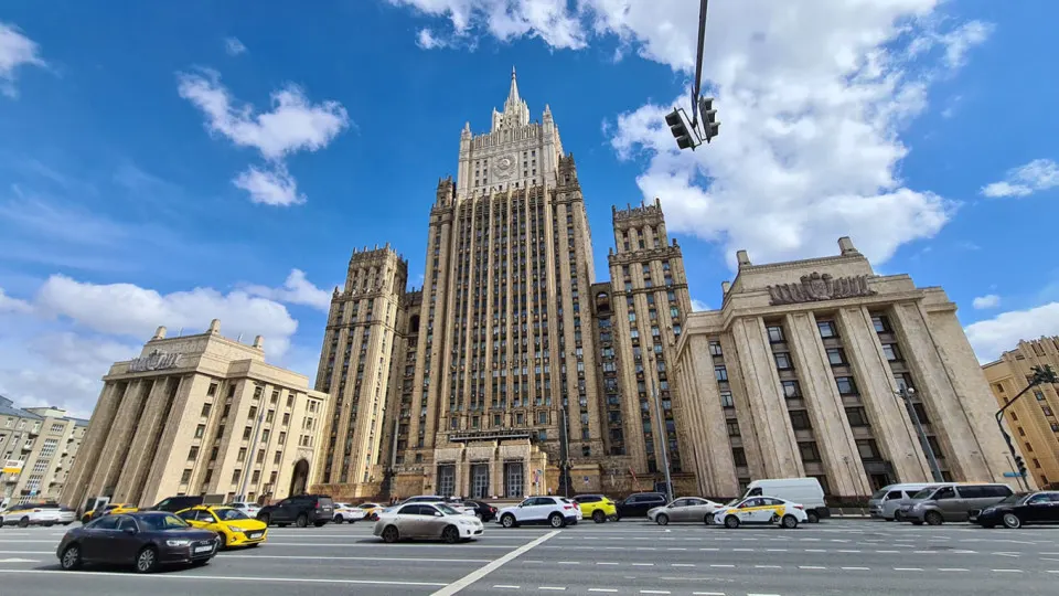 Высокопоставленный дипломат заявил, что любые переговоры о заморозке боевых действий без устранения первопричин конфликта недопустимы; Москва настаивает на дипломатии при наличии политической воли и критикует действия западных стран.