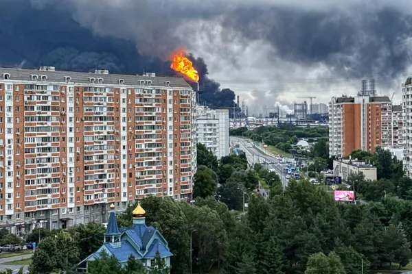 В ночь на 30 августа украинские беспилотники пытались поразить Ленинградскую область. По данным властей, ПВО уничтожила 62 дрона; в Киришах зафиксировано возгорание, существует вероятность пожара на НПЗ «Киришинефтеоргсинтез»; продолжаются оценки последствий.