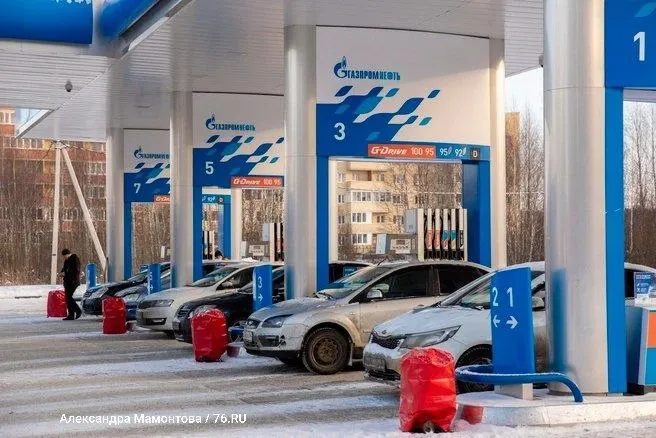 Компания сняла лимиты на заправках в Санкт‑Петербурге, Ленинградской области, Москве и ещё в девяти регионах России.