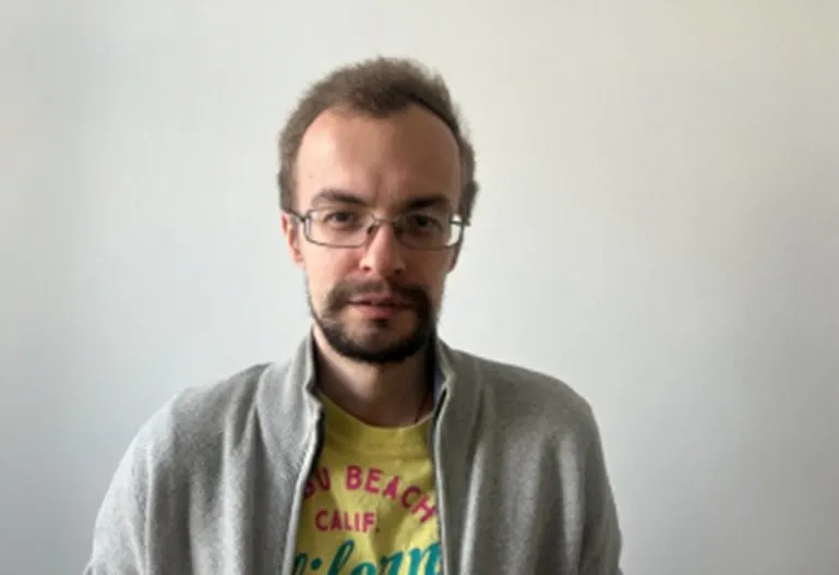 Следствие возобновило расследование по делу о повторной дискредитации армии; журналист арестован заочно.