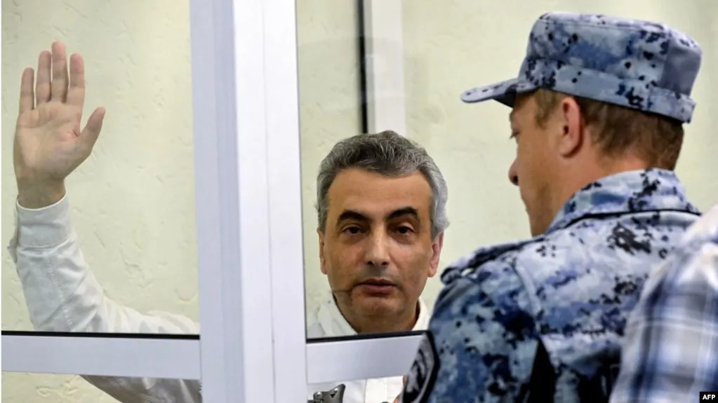 Политик Лев Шлосберг отреагировал на решение суда, назвав его политически мотивированным и заявив об неизбежности перемен в стране.