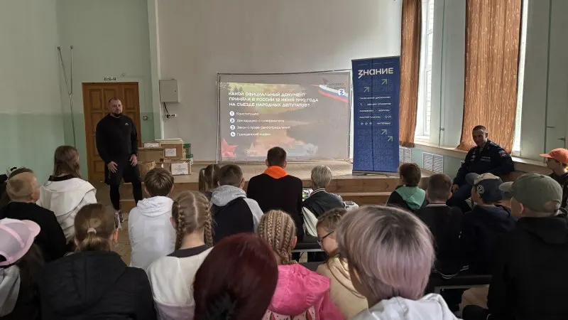 Лекции в детском лагере «Стремительный» в Псковской области провели лица, ранее упомянутые как участники боевых действий на Украине; мероприятие организовал прокремлёвский общественный центр.