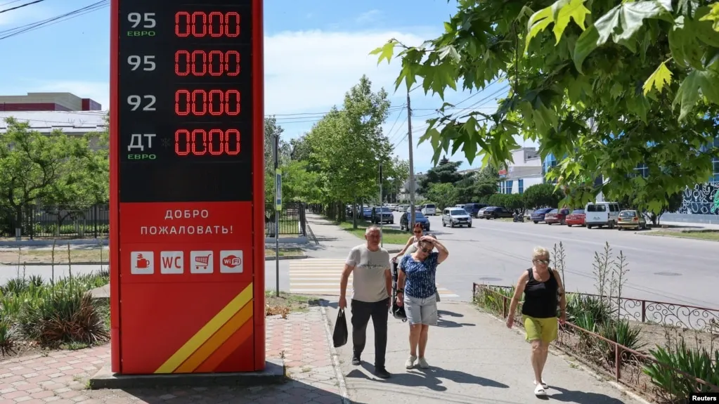 В Геленджике и близлежащих населённых пунктах исчерпаны запасы бензина; на большинстве заправок продают только дизель, люди выстраиваются в очереди.