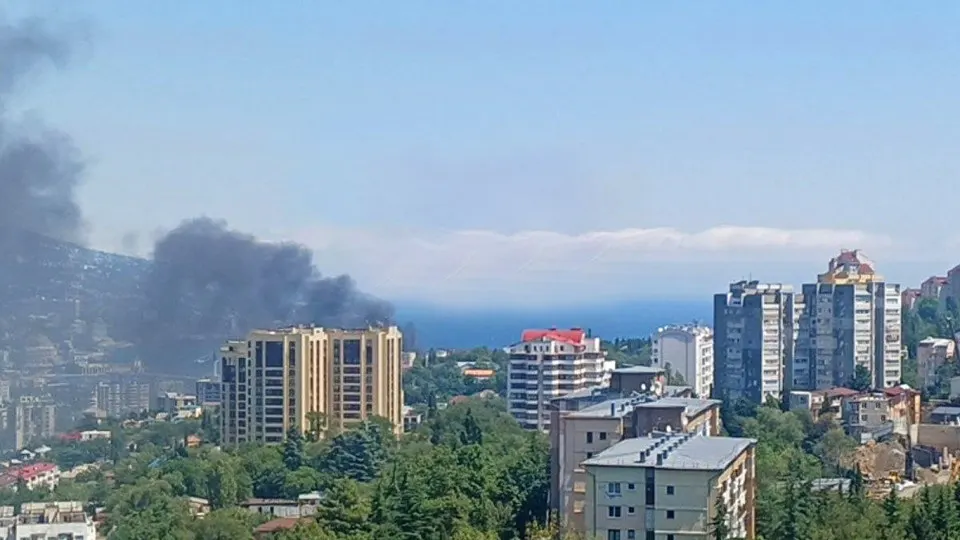 Украина нанесла удар по побережью Ялты с использованием беспилотников, что привело к возгорания в заведении на набережной. Власти призвали жителей соблюдать безопасность и сохранять спокойствие.