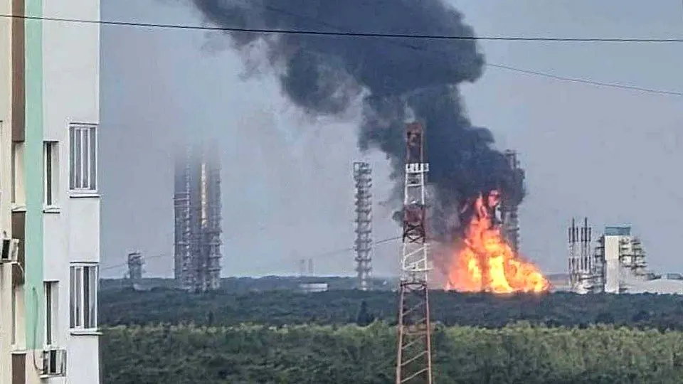 Крупный нефтехимический комплекс в Тюменской области прекратил работу после удара БПЛА, что повлекло перебои в выпуске полимеров и СУГ.