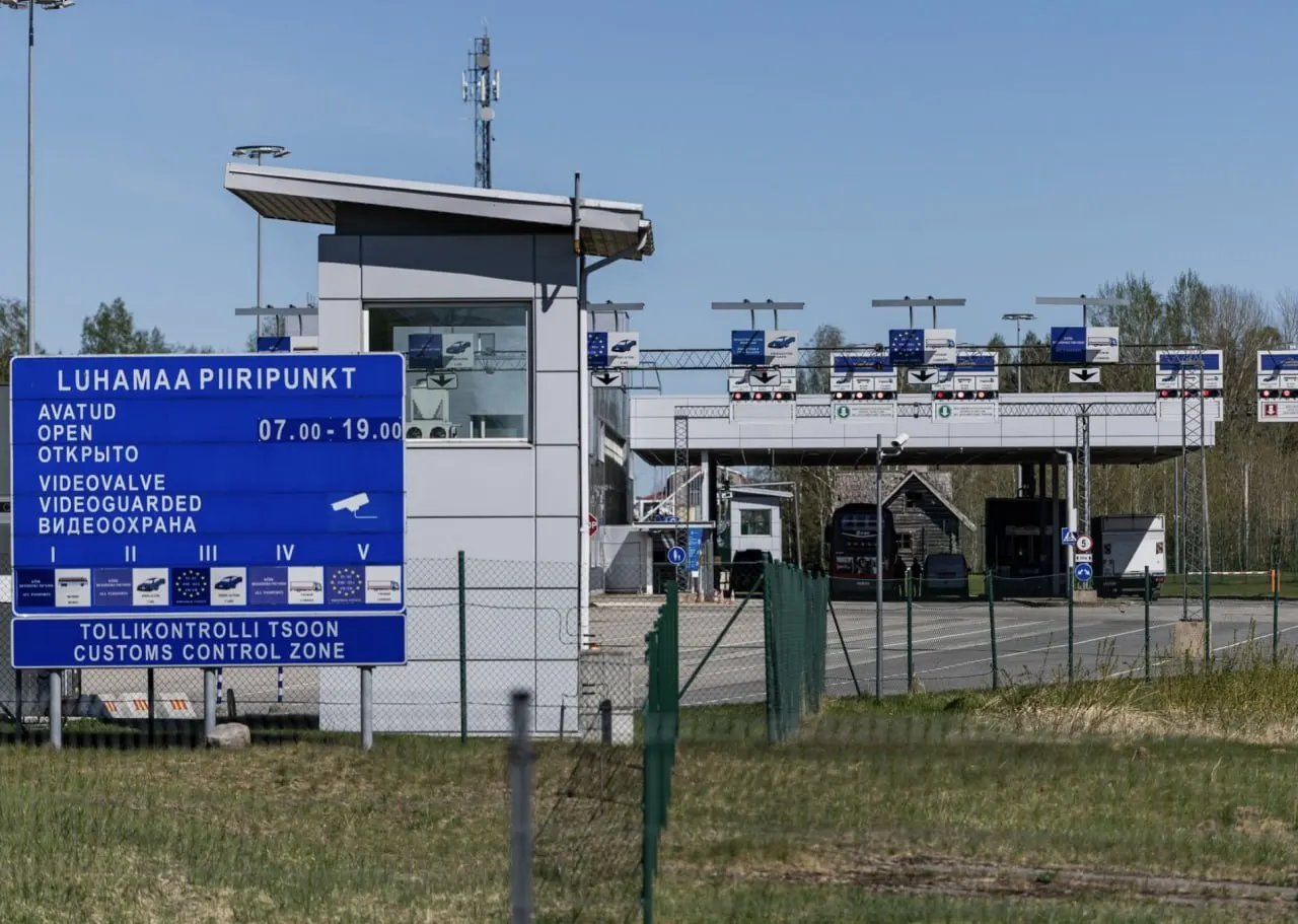 Погранпункт Шумилкино — Лухамаа временно закрыт после инцидентов с мигрантами из Ирана: уничтожение документов и попытки перейти границу в Эстонию. Пограничники сообщили, что пункт останется закрытым до урегулирования ситуации на российской стороне.