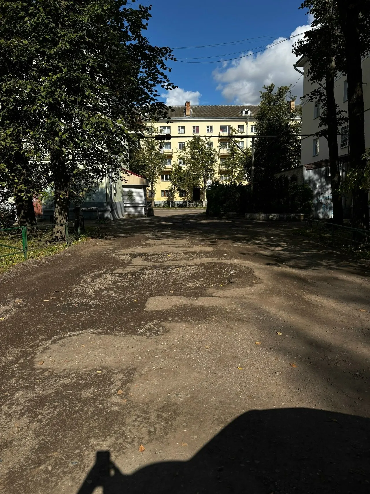 Жители Великиих Лук жалуются на разбитый подъезд к дому по адресу Ленина, 44, и требуют действий от местных властей.