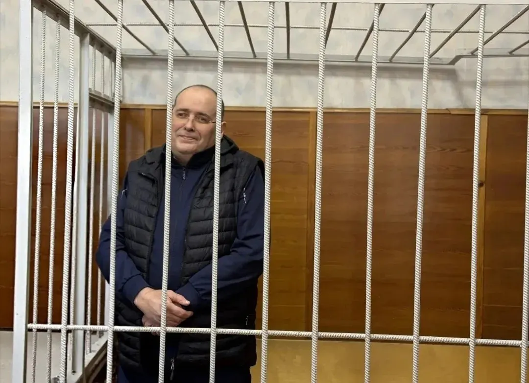 Суд вынес приговор бывшему замглавы ЖКХ: 9 лет колонии строгого режима и штраф 8,82 млн ₽; с учетом предыдущего приговора общий срок — 14 лет и штраф почти 17 млн ₽. Общая сумма взяток составила 4,41 млн ₽, лично получив не менее 2,7 млн ₽.