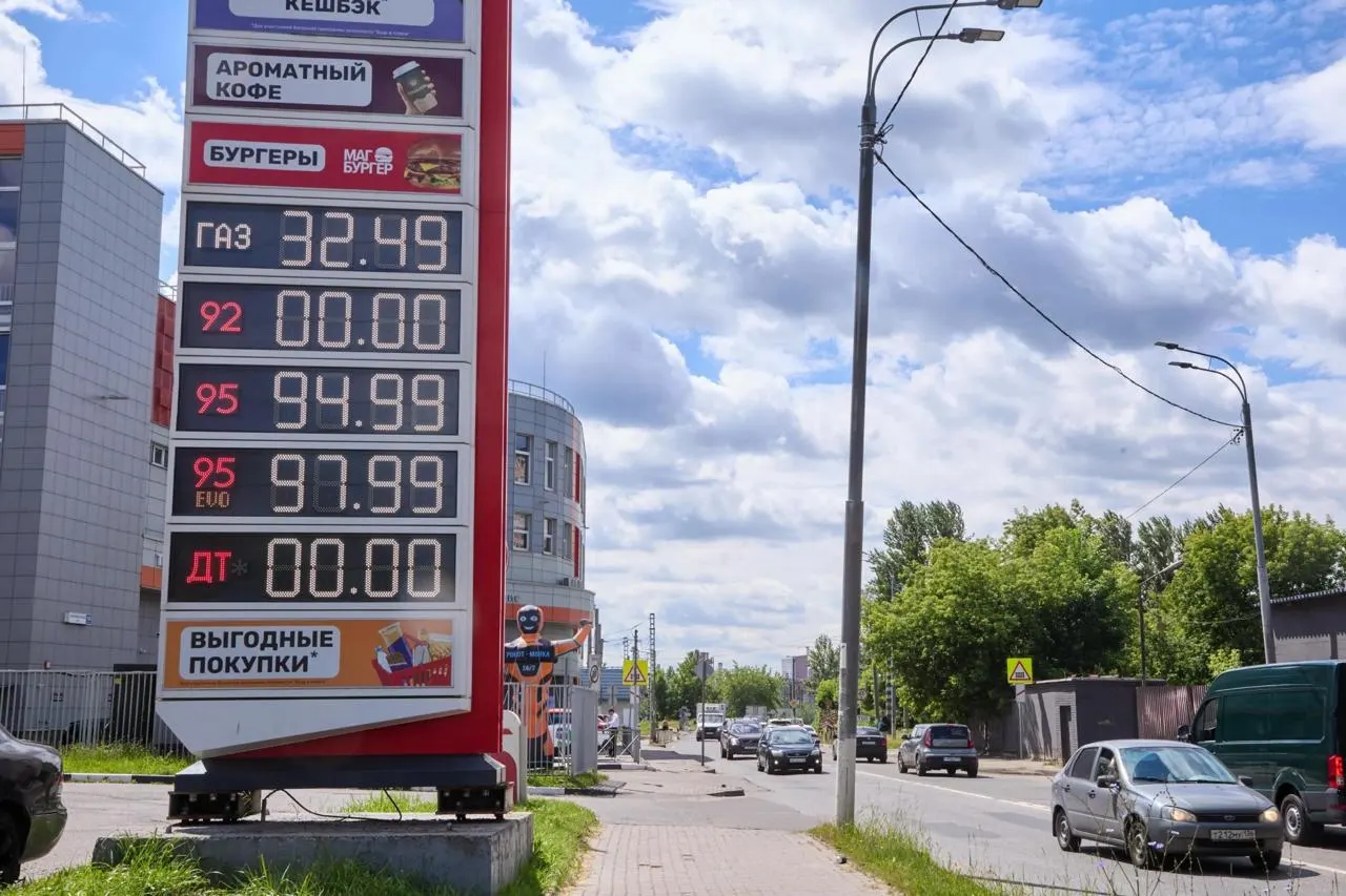 С начала кризиса регулятор фиксирует рост числа дел и предупреждений против продавцов топлива: к 21 июля — 15 дел и 38 предупреждений, к 14 сентября — 55 дел и 83 предупреждения. В основном жалобы приходятся на независимые АЗС.