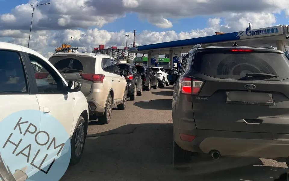 В Псковской области фиксируются очереди на заправках в связи с дефицитом бензина; водители сообщают о задержках и ограничении поставок.