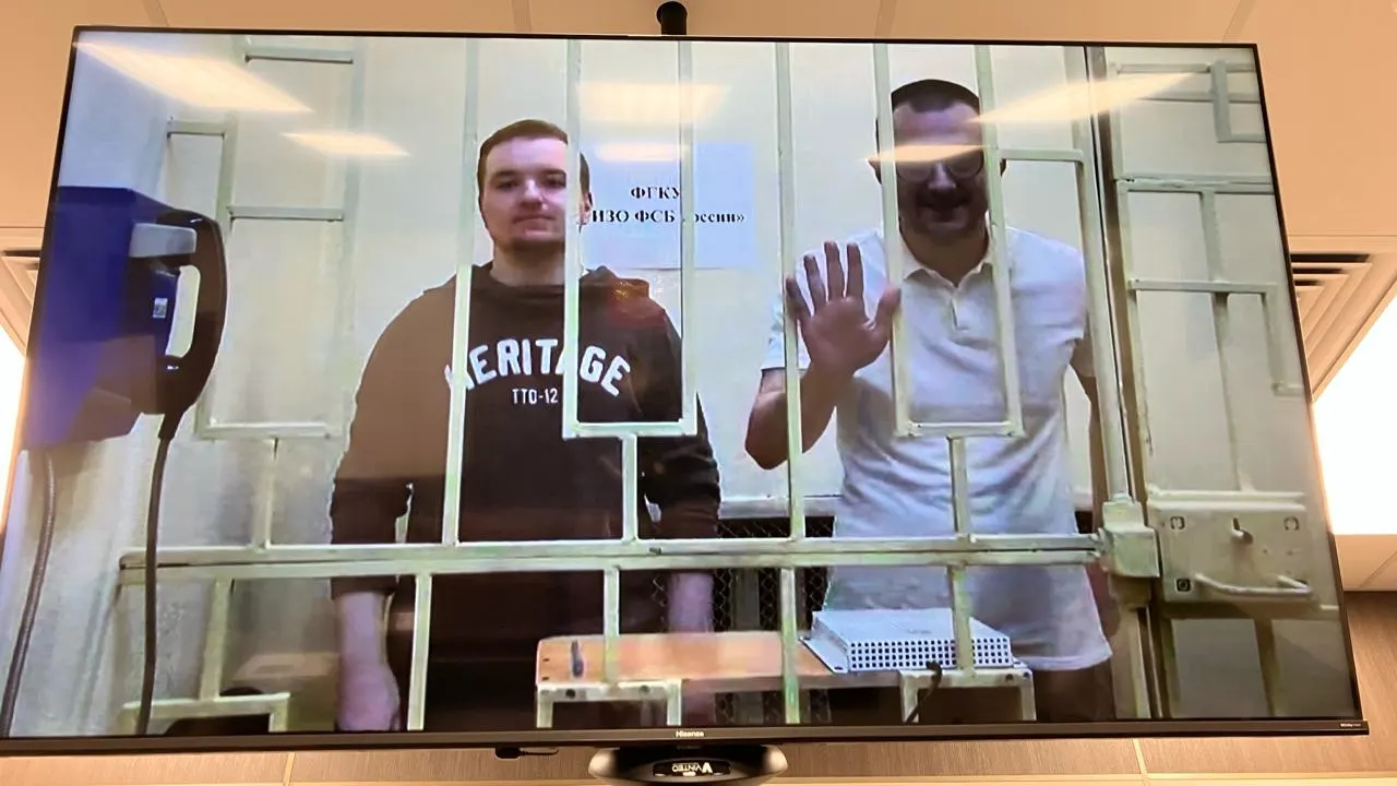 Два фигуранта из Псковской области обвиняются в государственной измене, оказании помощи противнику и связанных преступлениях; расследование продолжается.
