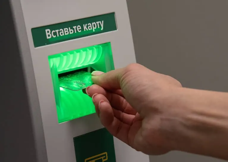 Поправки вводят основание для блокировки счетов — частичное совпадение данных клиента с данными лица из перечня заморозки.