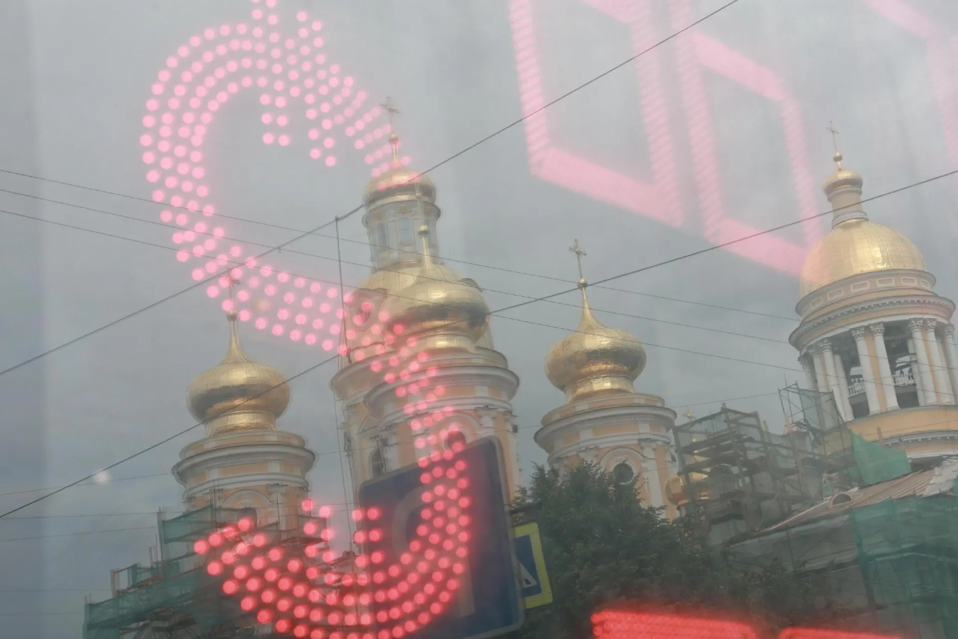 Курс доллара подсказывает новые ориентиры для российского валютного рынка: рубль теряет значительную часть стоимости за лето, специалисты предлагают варианты развития событий.