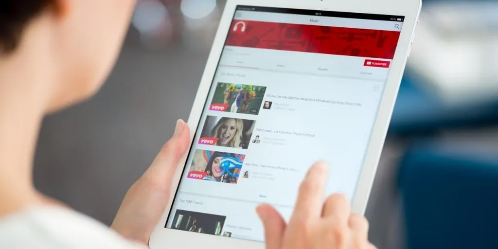 В первой половине 2026 года рост просмотра видео в России в основном обеспечил YouTube; другие площадки показывали снижение.
