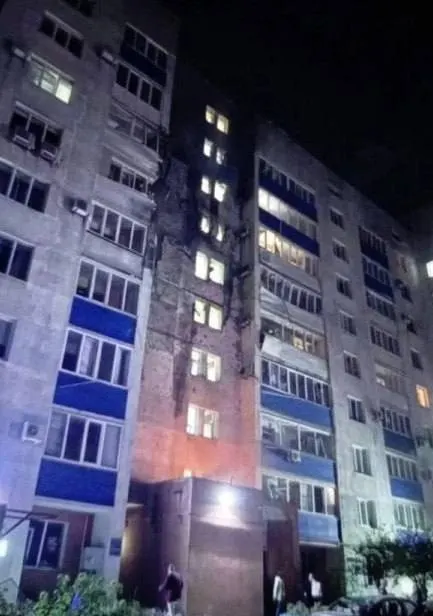 За ночь зафиксированы атаки дронов: повреждены порт Усть-Луга и жилой дом в Новокуйбышевске; есть пострадавшие.