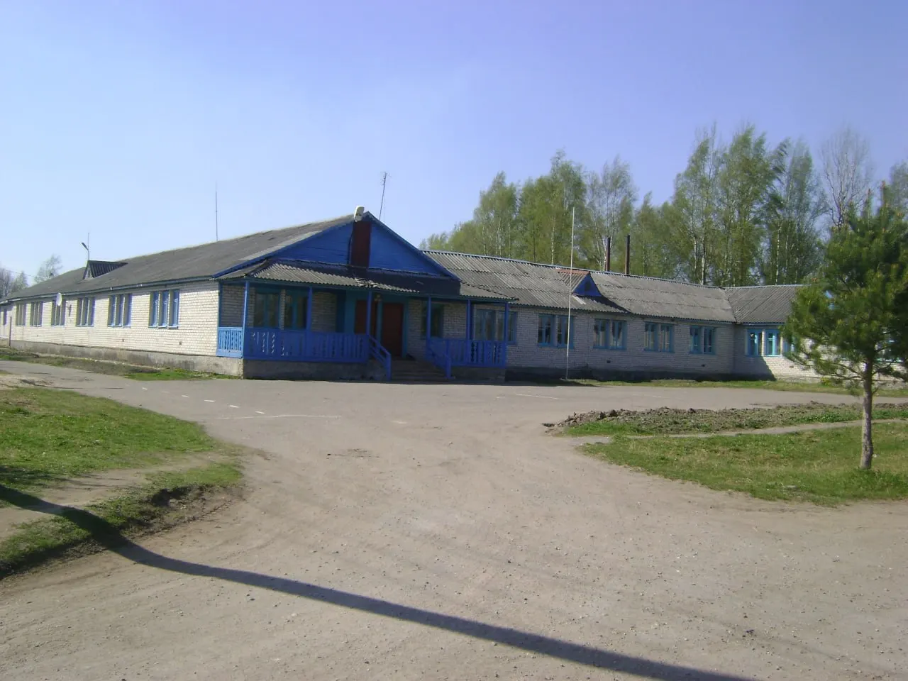 Жители деревни Рубилово Островского района сталкиваются с регулярными перебоями водоснабжения без предупреждений; подвоз воды не организован, школа испытывает трудности с питанием.