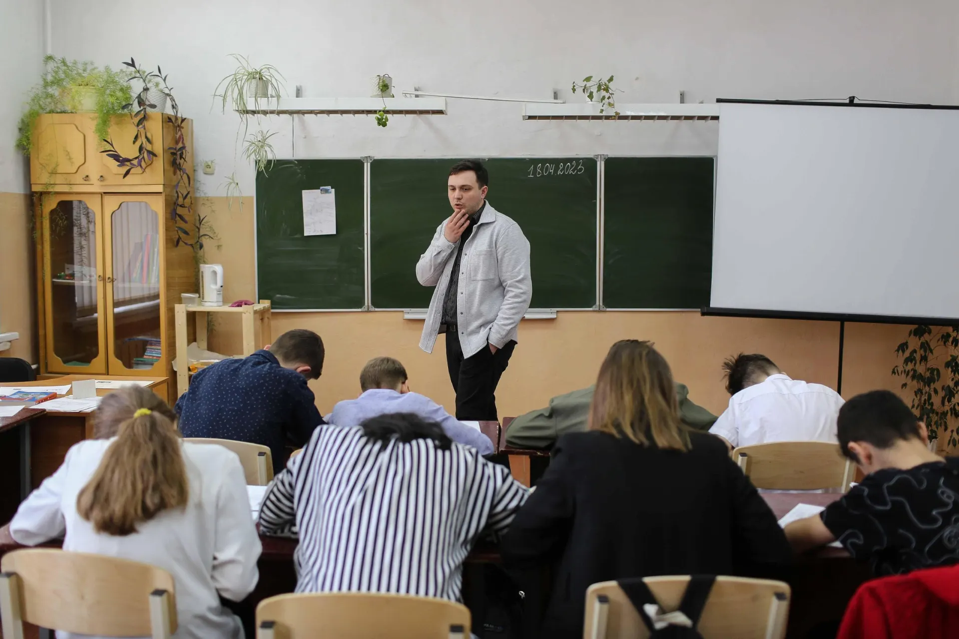 Министерство просвещения добавило ещё один час истории в учебный план, коснувшись не всех учащихся. Что именно изменилось - разбор.