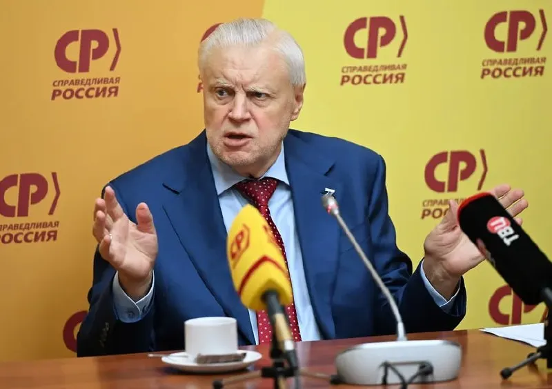 Лидер Справедливой России Миронов объяснил снижение поддержки объективными трудностями, связанными со СВО, и сообщил о неучастии в кампании из‑за небольшой травмы.