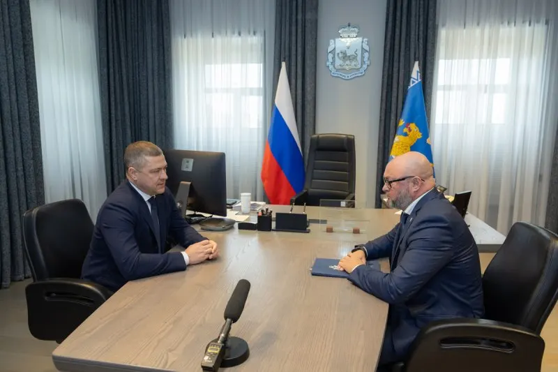 Станислав Стармолотов, ранее возглавлявший Псковавтодор и считающийся преемником Ёлкина на посту руководителя Минтранса Псковской области, занял должность исполняющего обязанности главы города до назначения нового руководителя.