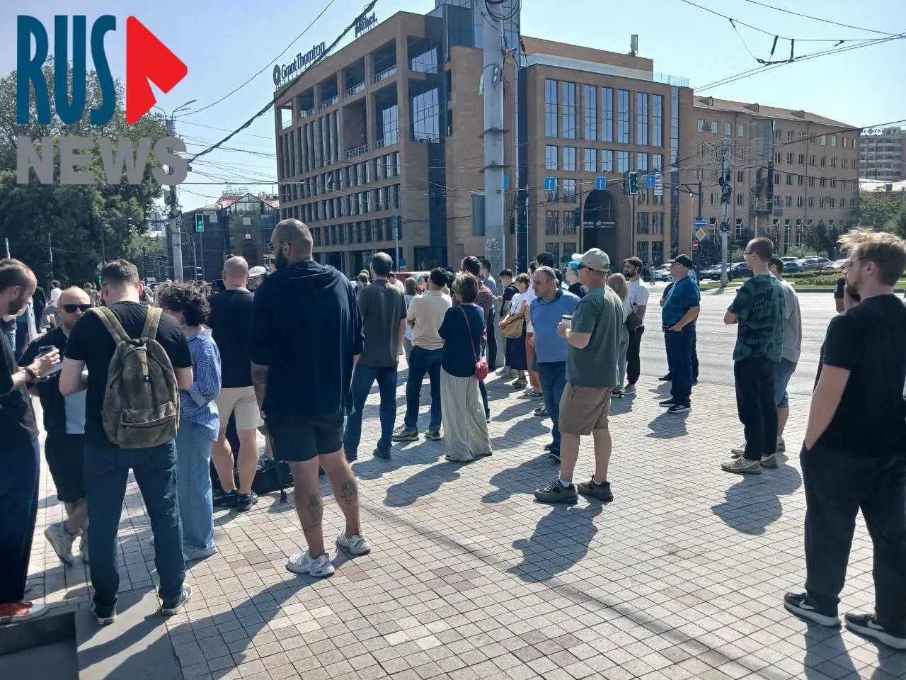 У посольства России в Ереване образовалась длинная очередь из избирателей; напротив здания проходит митинг.