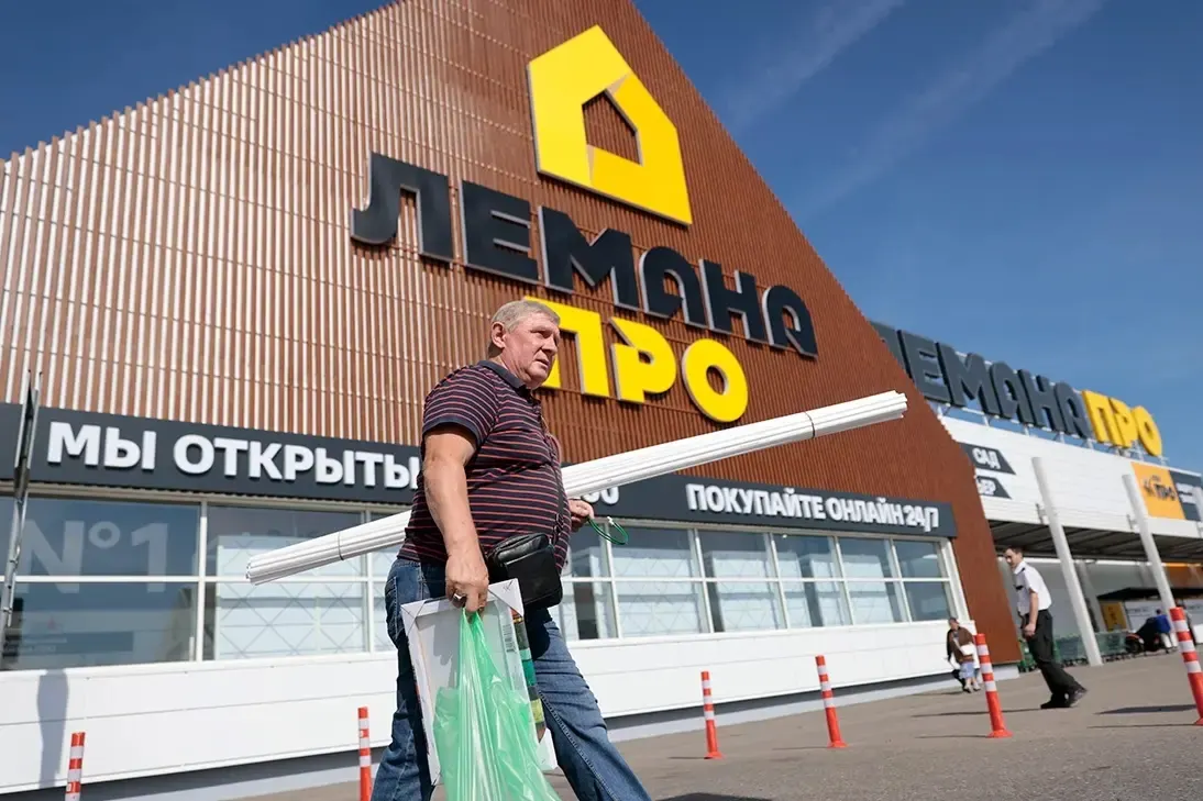 Назначение Дениса Исаева на пост гендиректора Ле Монлид стало поводом для ряда управленческих перестановок и судебных разбирательств, связанных с активами и дочерними структурами FM Logistic.