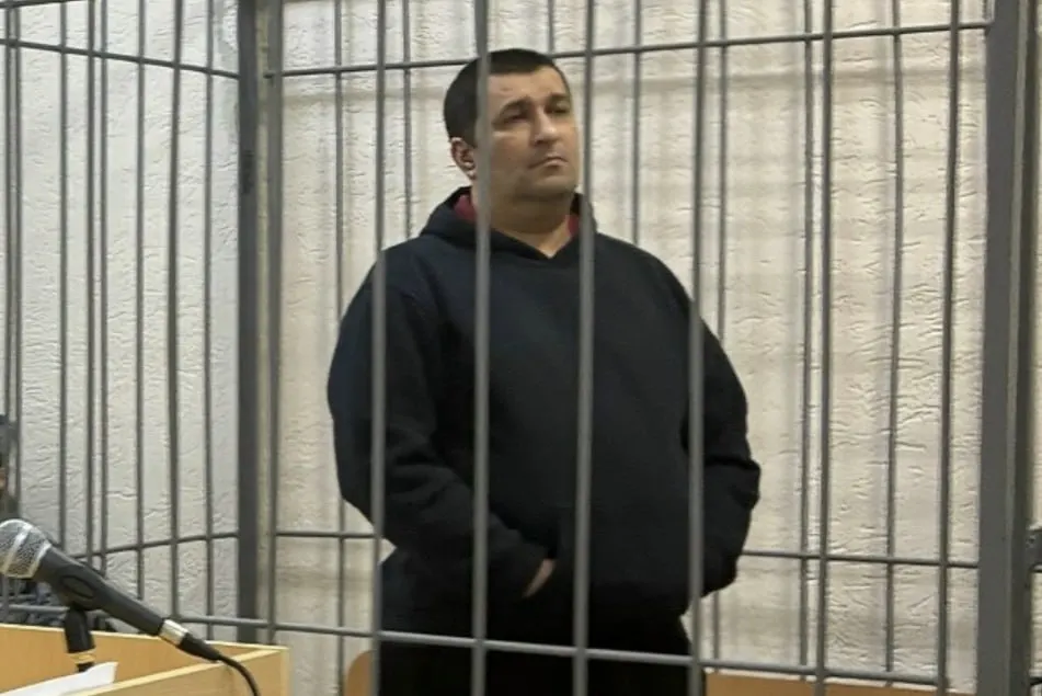 Бывшему начальнику отдела уголовного розыска Пскова вынесли приговор за взятку: свыше 90 тысяч рублей и 250 евро; он пытался переквалифицировать дело на мошенничество, однако ходатайство отклонено.