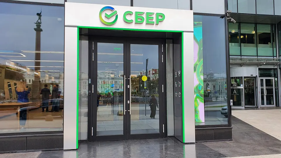 Дефолтные активы растут на фоне замедления экономики, что давит на корпоративный сектор и заставляет банки быть осторожнее при кредитовании.