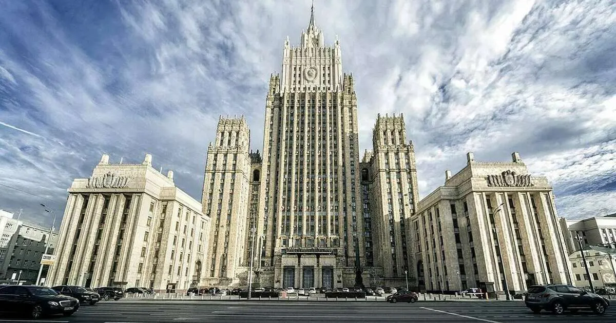 Российское внешнеполитическое ведомство предупреждает об угрозе для жизни иностранных граждан и дипломатов на Украине и призывает отказаться от поездок.