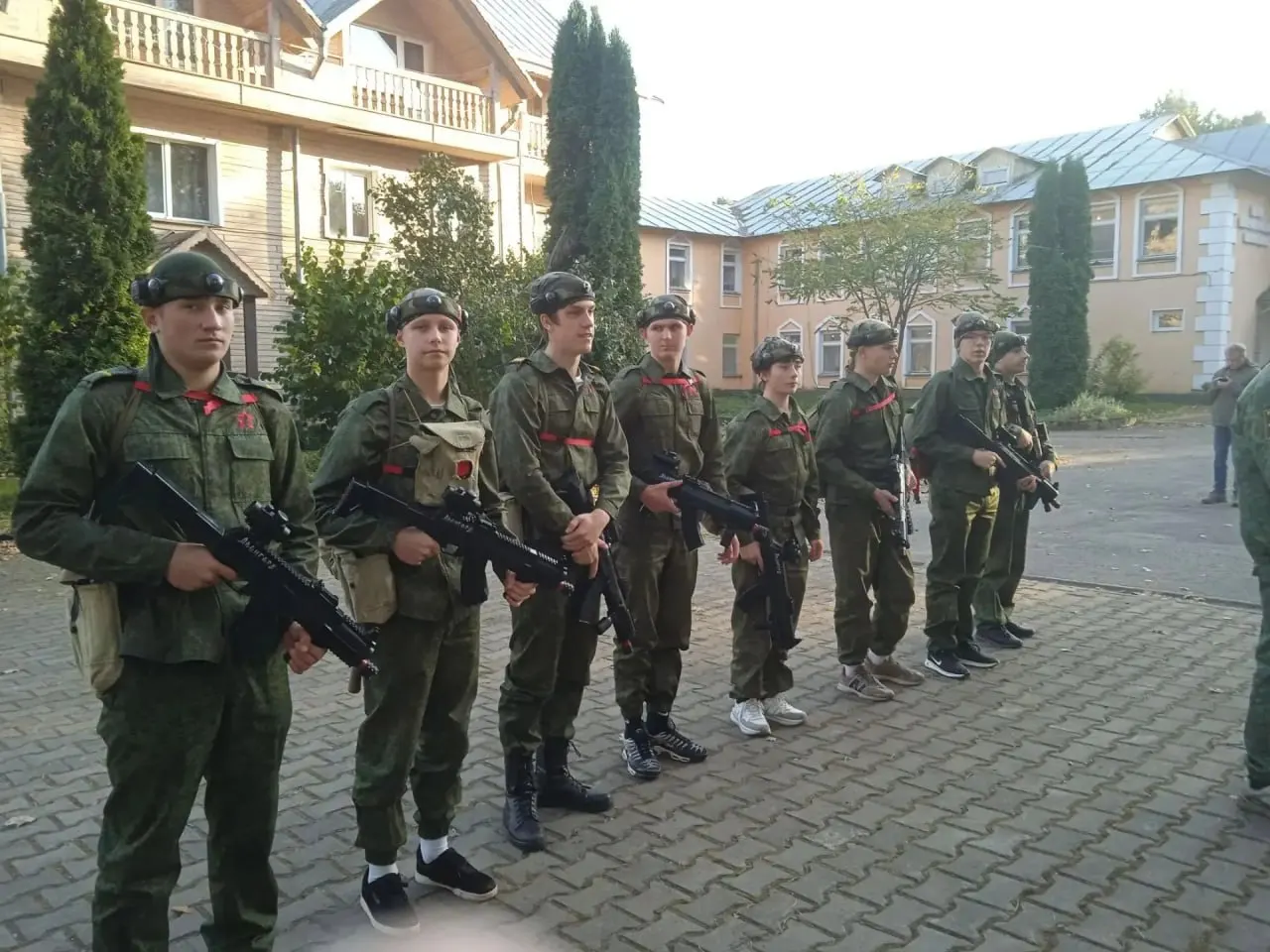 В Псковской области обсуждают ход военной подготовки школьников в лагере и расходы на смены.