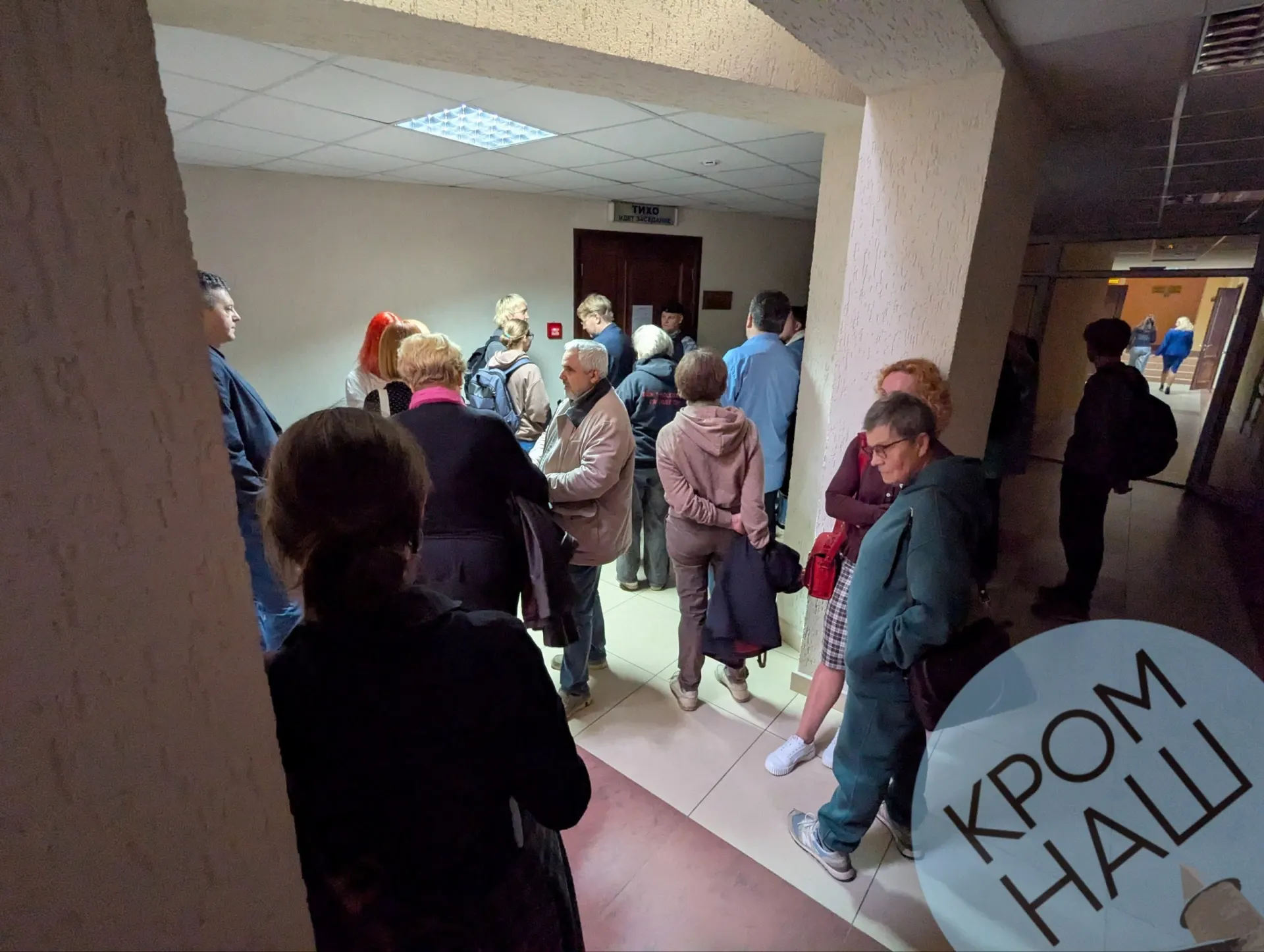 Около 40 слушателей пришли на заседание; суд переместил два первых ряда лавок ближе к ограждениям, мест хватило; власти считают Шлосберга иноагентом, он оспаривает статус.