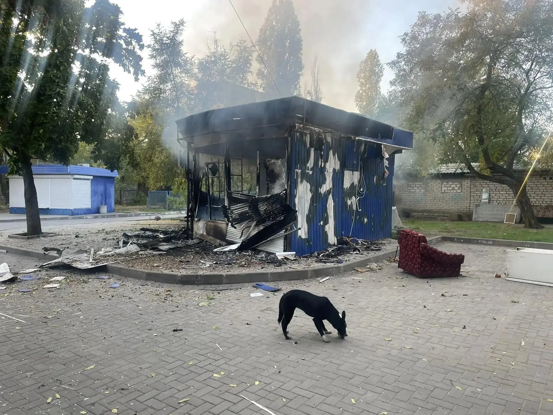 Ночная волна атак дронов по России: свыше 500 ударов, есть погибшие и раненые, загорелся торговый объект.
