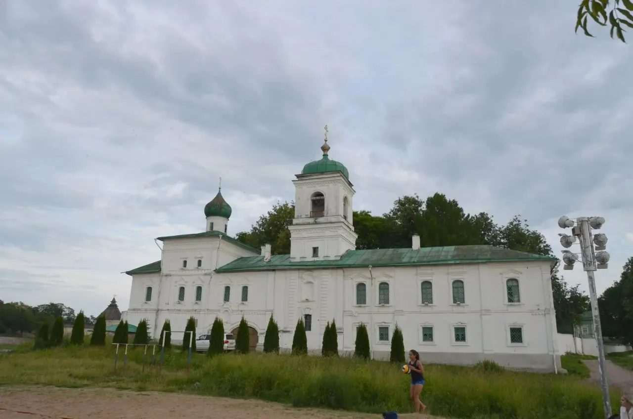 Псковский музей-заповедник сообщил о прекращении права оперативного управления памятниками ансамбля Спасо-Мирожского монастыря; сейчас идут консультации по сохранению собора XII века и фресковой росписи как части Всемирного наследия ЮНЕСКО.